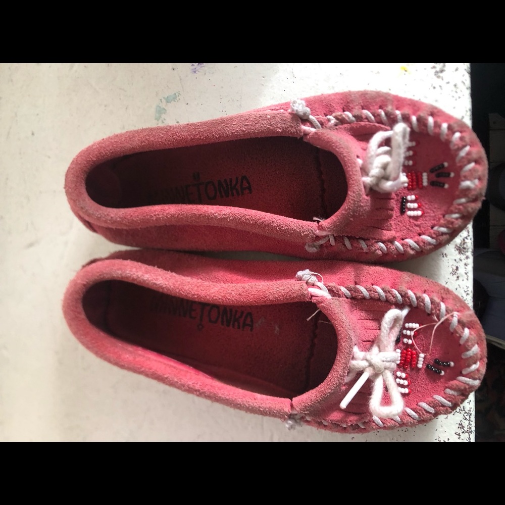 Kids pink Minnetonka thunderbird moccasins